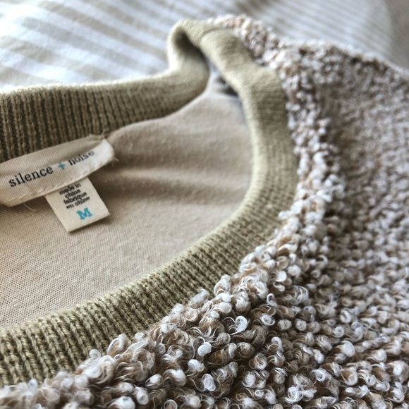 ♥️ URBAN OUTFITTERS Silence + Noise Sweatshirt - Picture 2 of 4